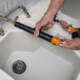 Blocajele sunt istorie: Desfundare profesională pentru chiuvetele înfundate 2 484733 An installer who unclogs a pipe cartoon images xl 1024 v1 0 1